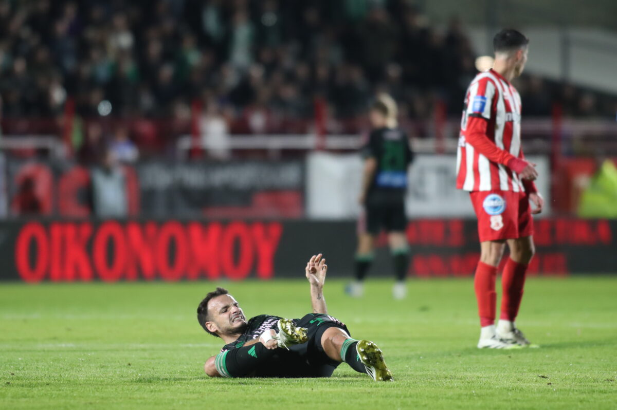 Ο Τσιριβέγια στη φάση του τραυματισμού του (ΒΑΣΙΛΗΣ ΒΕΡΒΕΡΙΔΗΣ