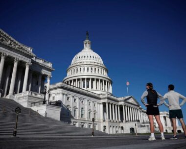 Αμερικανοί κοιτάζουν το Καπιτώλιο των ΗΠΑ στην Ουάσινγκτον