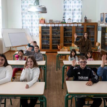 COSMOTE TELEKOM: νέα εποχή συνδεσιμότητας σε όλα τα δυσπρόσιτα σχολεία της χώρας με δωρεάν γρήγορο ίντερνετ