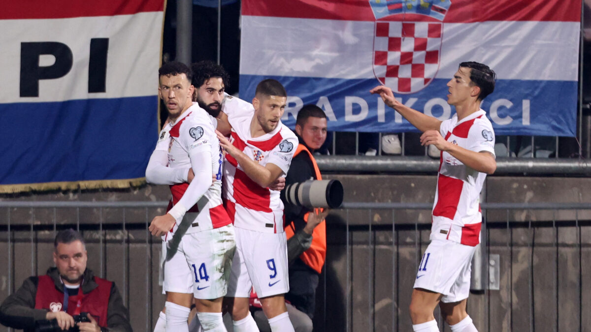 Οι παίκτες της Κροατίας πανηγυρίζουν κόντρα στα Νησιά Φερόε