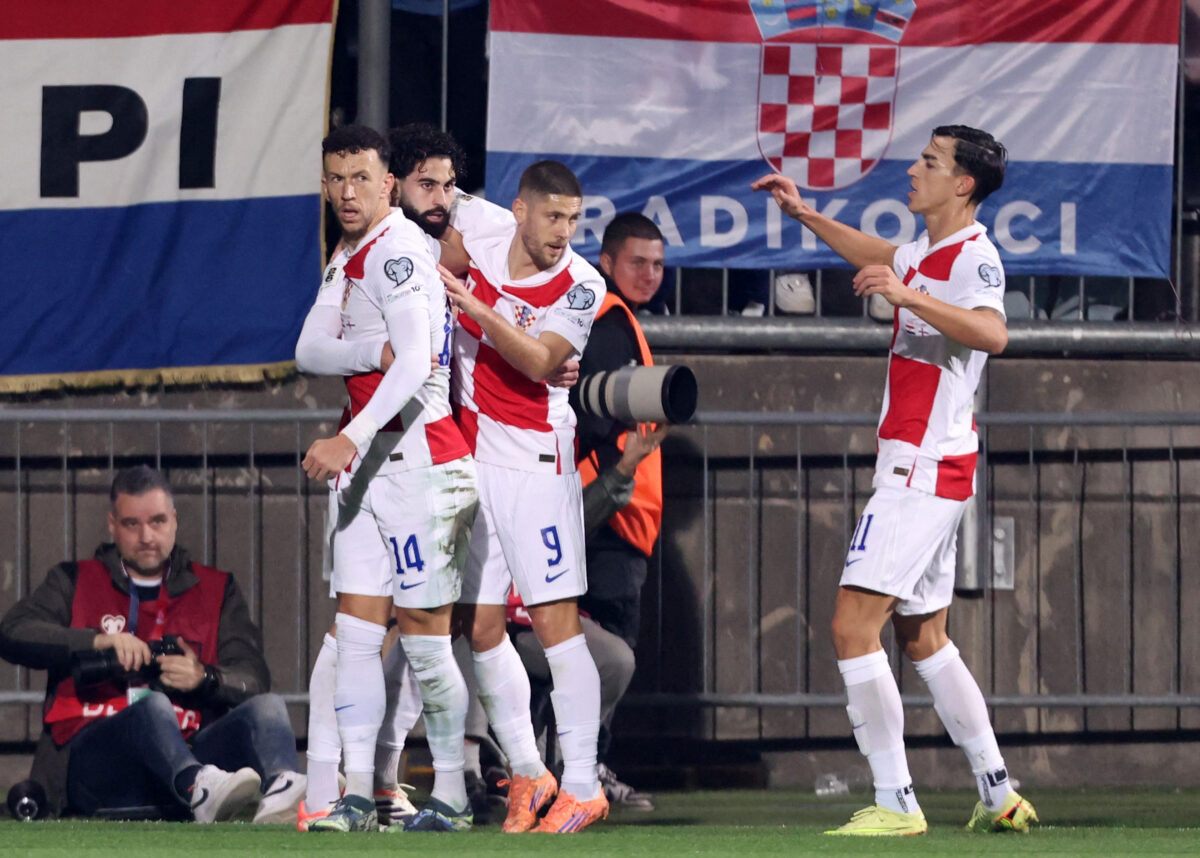 Οι παίκτες της Κροατίας πανηγυρίζουν κόντρα στα Νησιά Φερόε