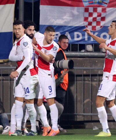 Οι παίκτες της Κροατίας πανηγυρίζουν κόντρα στα Νησιά Φερόε