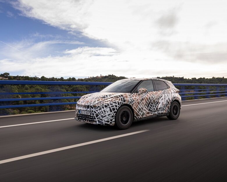 CUPRA: Το νέο ηλεκτρικό Raval βγήκε καμουφλαρισμένο στο δρόμο