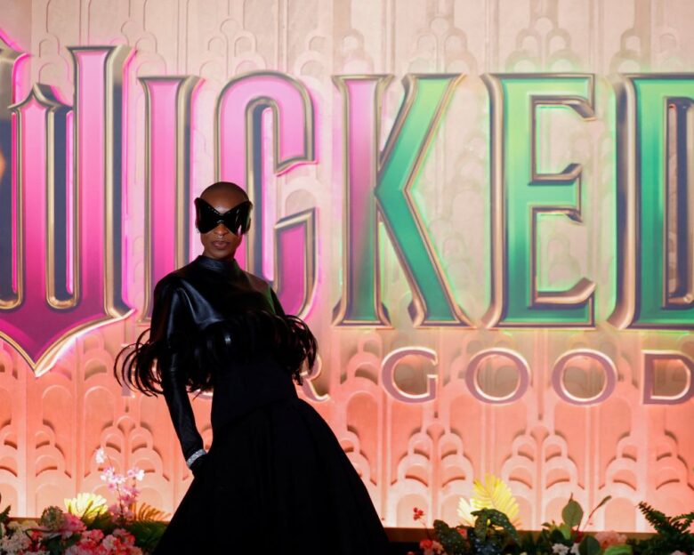 Σίνθια Ερίβο: «Ο πατέρας μου ήταν πάντα απών, με άφησε μόνη σε ένα σταθμό του μετρό στο Λονδίνο, έκτοτε δεν ξαναμιλήσαμε»