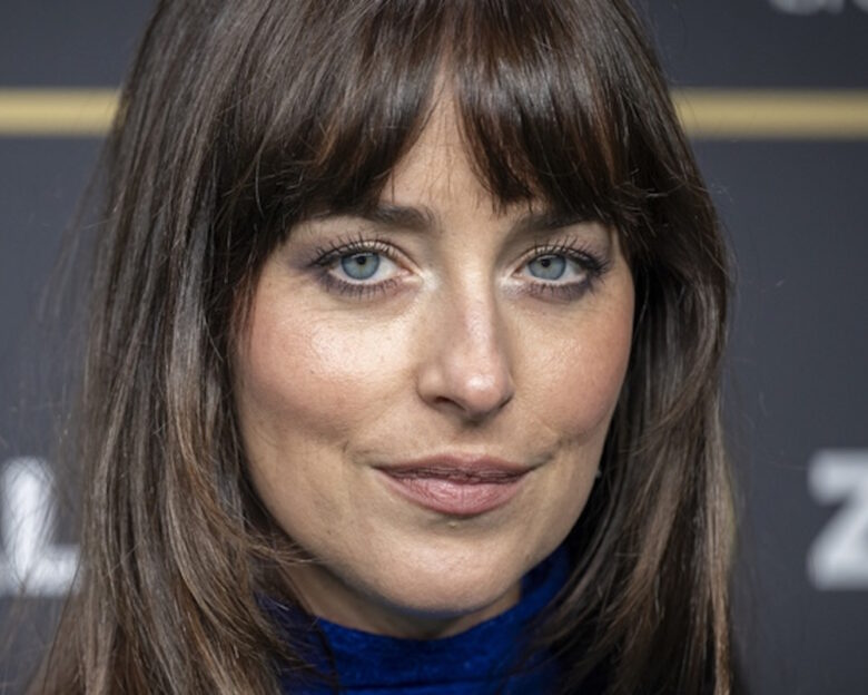 Η «φαρμακερή» ατάκα της Ντακότα Τζόνσον στον Γιώργο Λάνθιμο: «Υπάρχουν και άλλες ηθοποιοί εκτός από την Έμμα Στόουν»