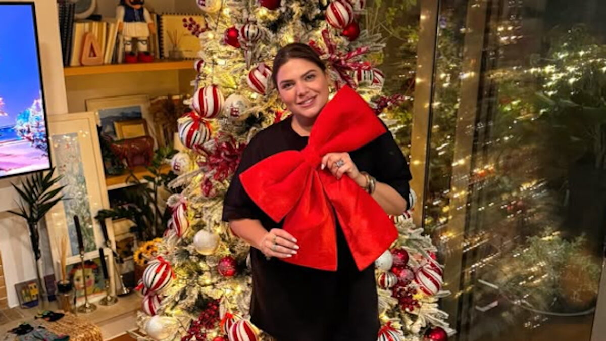 Η Δανάη Μπάρκα μπροστά στο στολισμένο δέντρο της