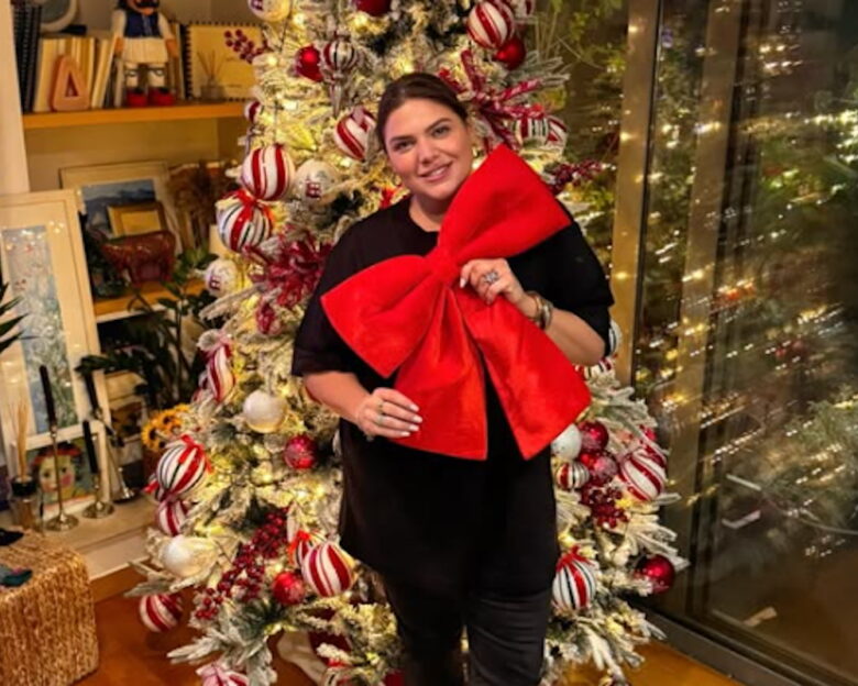 Η Δανάη Μπάρκα στόλισε το Χριστουγεννιάτικο δέντρο του σπιτιού της με την συντροφιά της οικογένειάς της