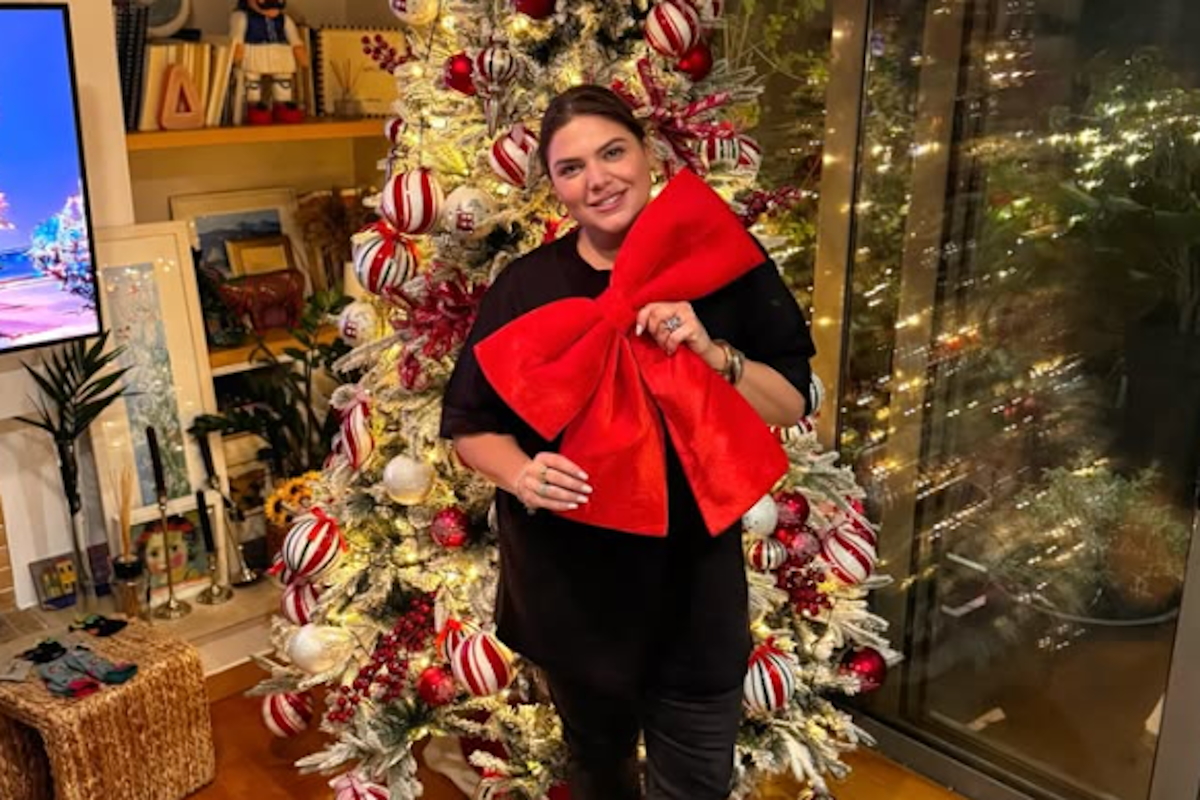 Η Δανάη Μπάρκα μπροστά στο στολισμένο δέντρο της