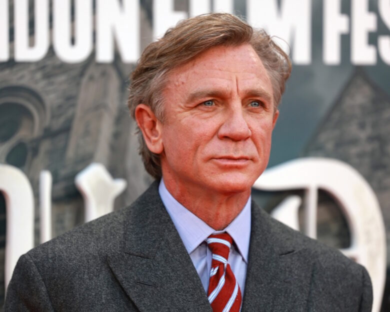 Ντάνιελ Κρεγκ: Στη δημοσιότητα το πλήρες τρέιλερ της ταινίας «Wake Up Dead Man – A Knives Out Mystery»