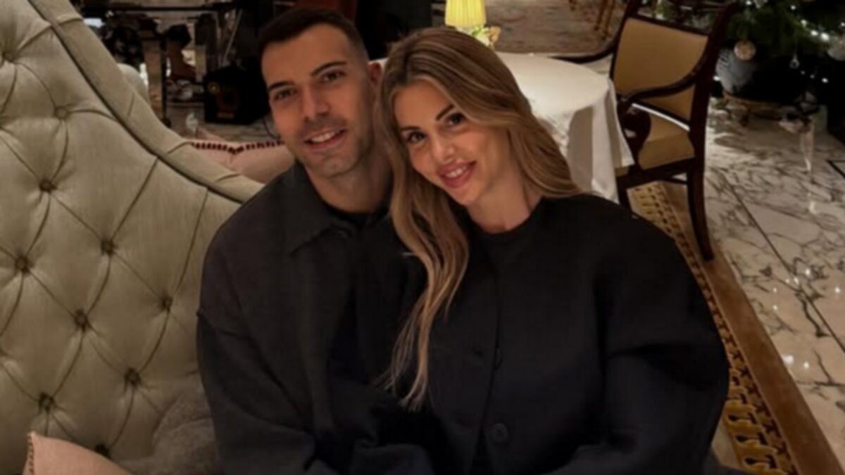 Ο Κώστας Σλούκας ταξίδεψε στο Λονδίνο με τη σύζυγο και την κόρη του