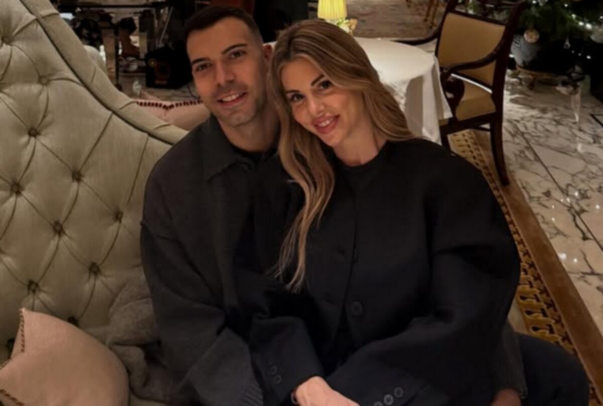 Ο Κώστας Σλούκας ταξίδεψε στο Λονδίνο με τη σύζυγο και την κόρη του