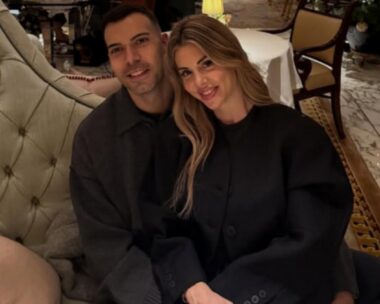 Ο Κώστας Σλούκας ταξίδεψε στο Λονδίνο με τη σύζυγο και την κόρη του