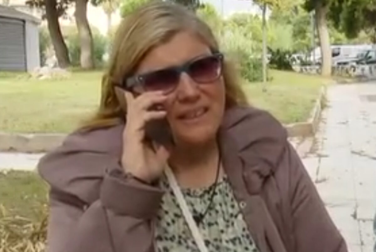 Η δασκάλα κατά τη διάρκεια της ζωντανής σύνδεσης