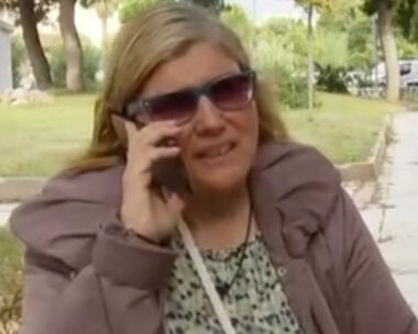 Η δασκάλα κατά τη διάρκεια της ζωντανής σύνδεσης