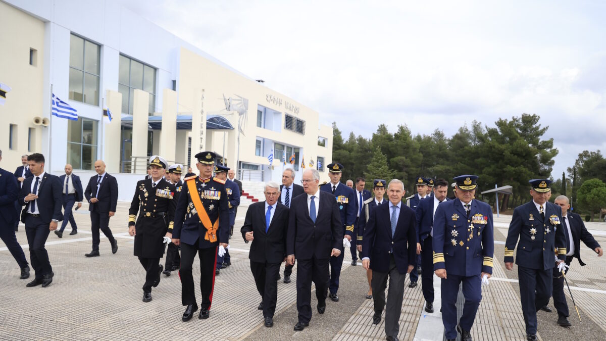 Ο Πρόεδρος της Δημοκρατίας Κώστας Τασούλας με τον Υφυπουργό Εθνικής Άμυνας Θανάση Δαβάκη στη Σχολή Ικάρων