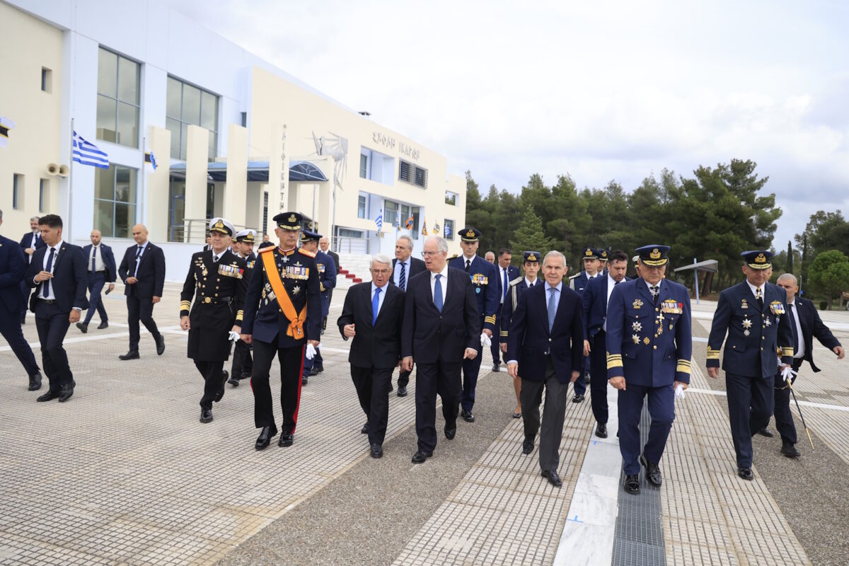 Ο Πρόεδρος της Δημοκρατίας Κώστας Τασούλας με τον Υφυπουργό Εθνικής Άμυνας Θανάση Δαβάκη στη Σχολή Ικάρων