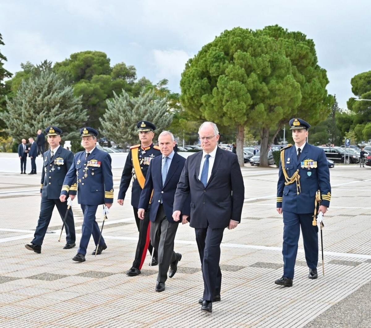 Ο Πρόεδρος της Δημοκρατίας Κώστας Τασούλας με τον Υφυπουργό Εθνικής Άμυνας Θανάση Δαβάκη στη Σχολή Ικάρων