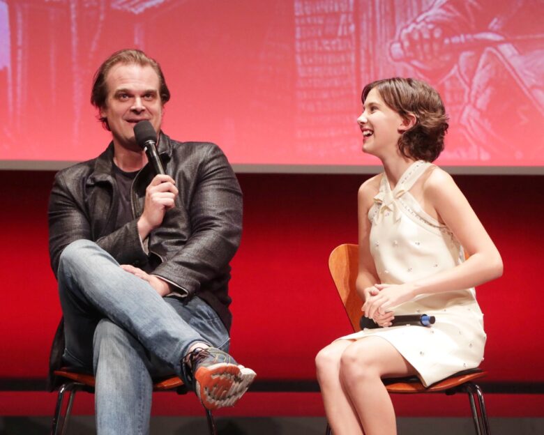 Stranger Things: Η Μίλι Μπόμπι Μπράουν κατηγορεί τον Ντέιβιντ Χάρμπορ για «εκφοβισμό και παρενόχληση» στα γυρίσματα