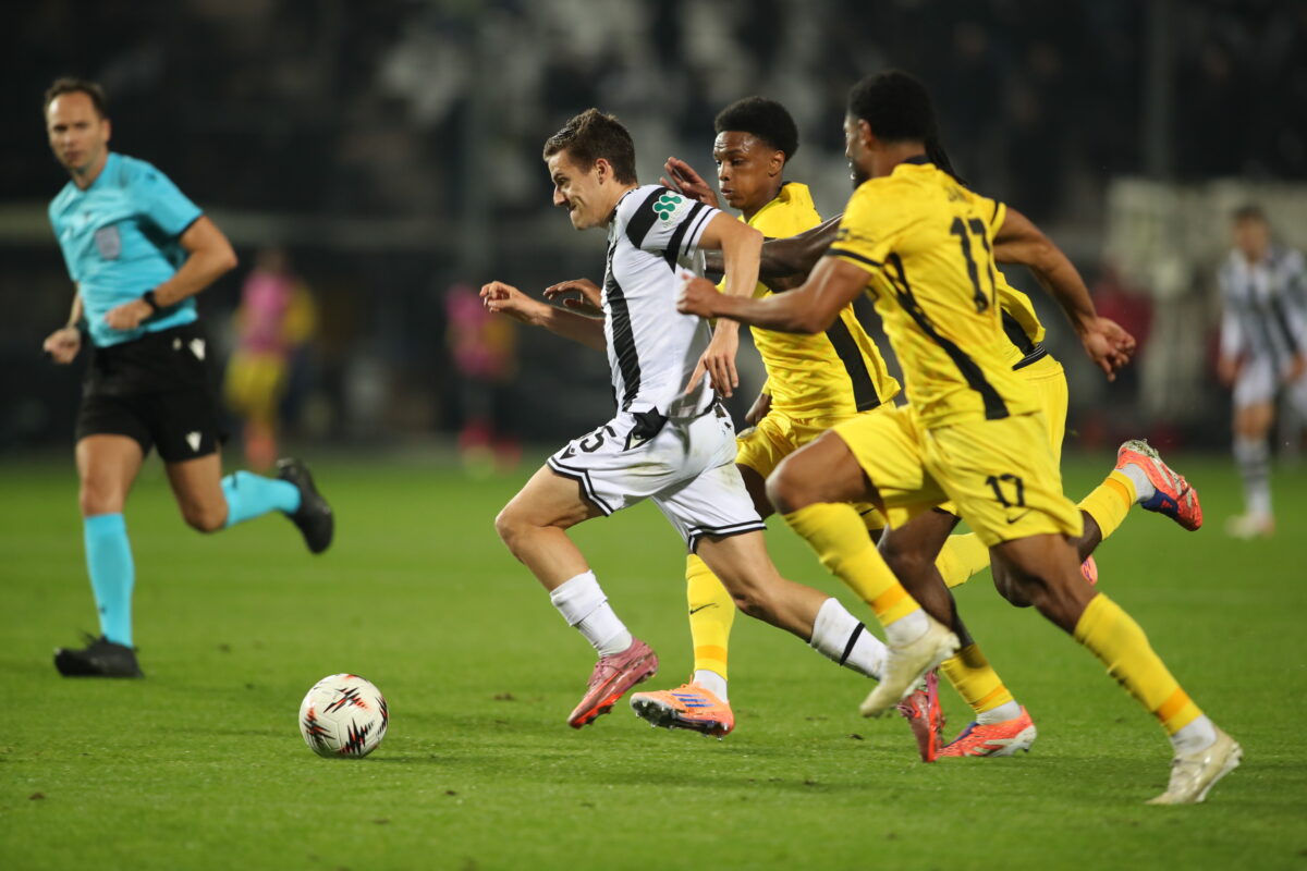 Ο Κωνσταντέλιας κόντρα στη Γιουνγκ Μπόις (EUROKINISSI)