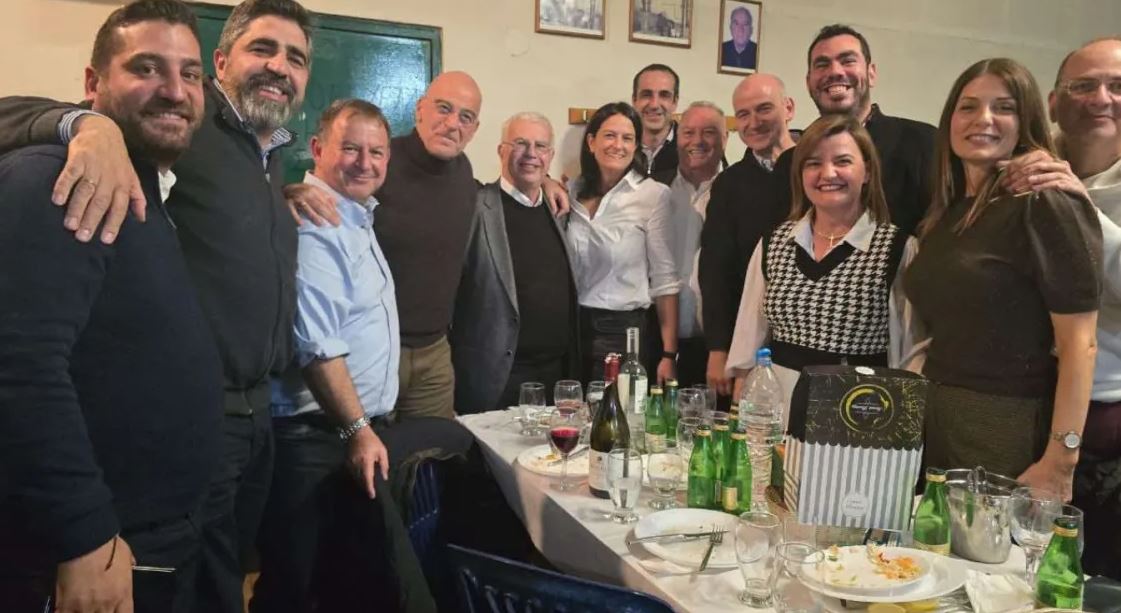 Ο Δένδιας σε καζάνι τσίπουρου στη Φλώρινα