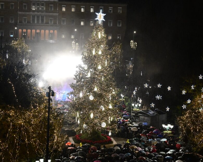 Ανάβει το Χριστουγεννιάτικο δέντρο της Αθήνας στο Σύνταγμα – Υπό βροχή οι εκδηλώσεις