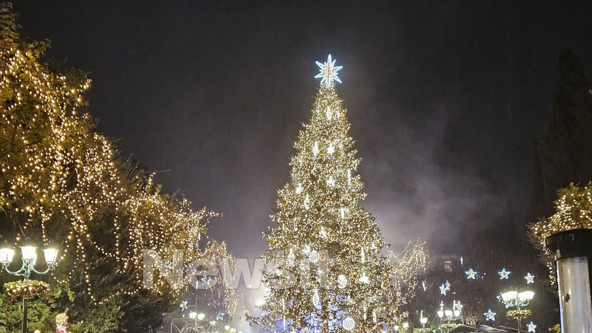 Άναψε το Χριστουγεννιάτικο δέντρο της Αθήνας στο Σύνταγμα – Υπό βροχή οι εκδηλώσεις