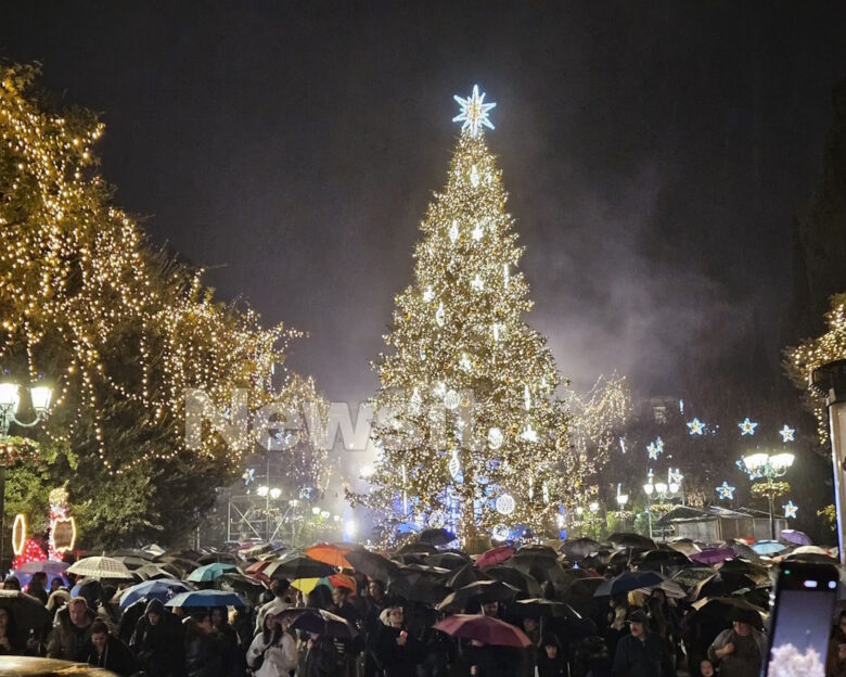 Άναψε το Χριστουγεννιάτικο δέντρο της Αθήνας στο Σύνταγμα – Υπό βροχή οι εκδηλώσεις