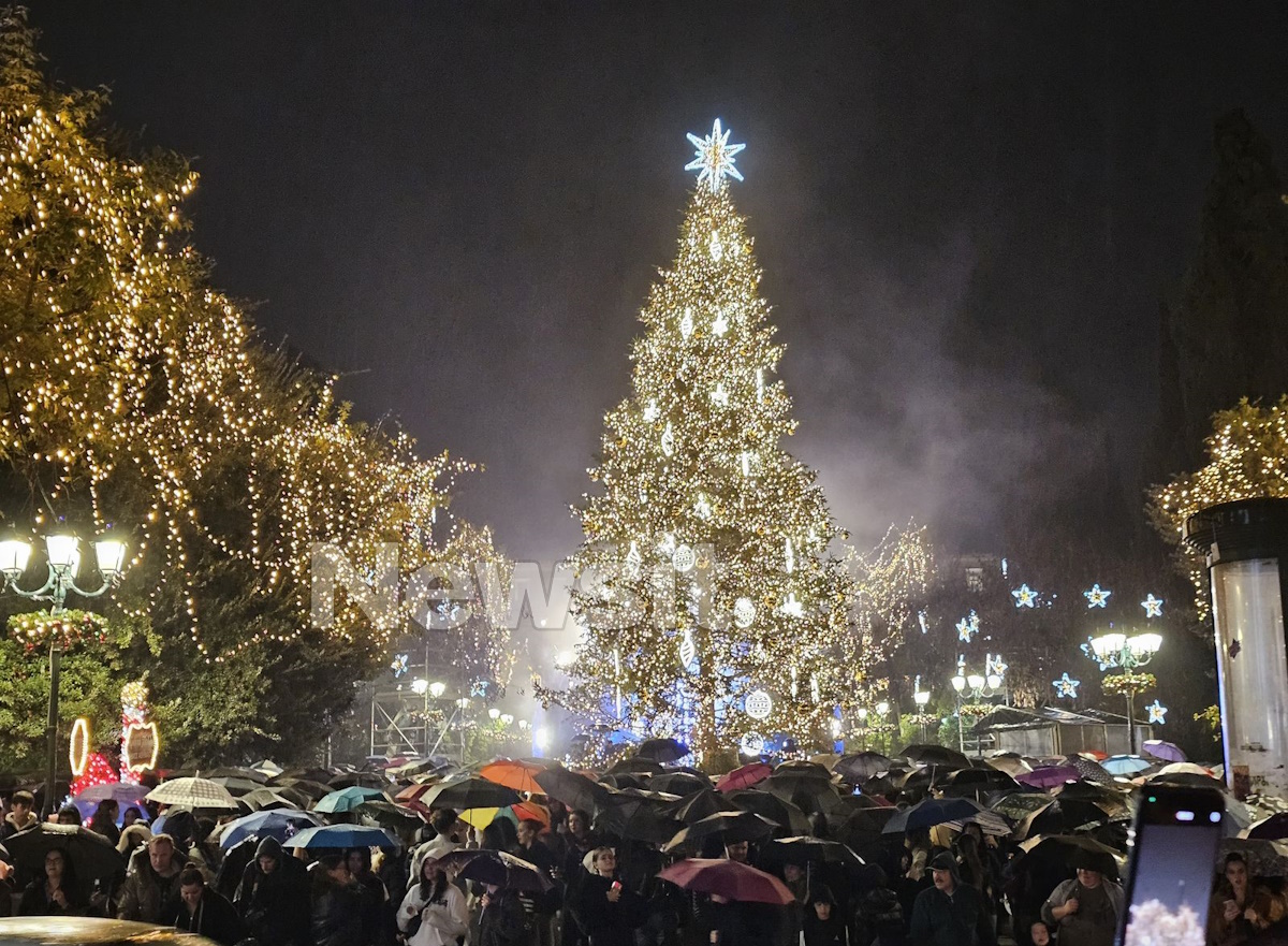 Άναψε το Χριστουγεννιάτικο δέντρο της Αθήνας στο Σύνταγμα – Υπό βροχή οι εκδηλώσεις
