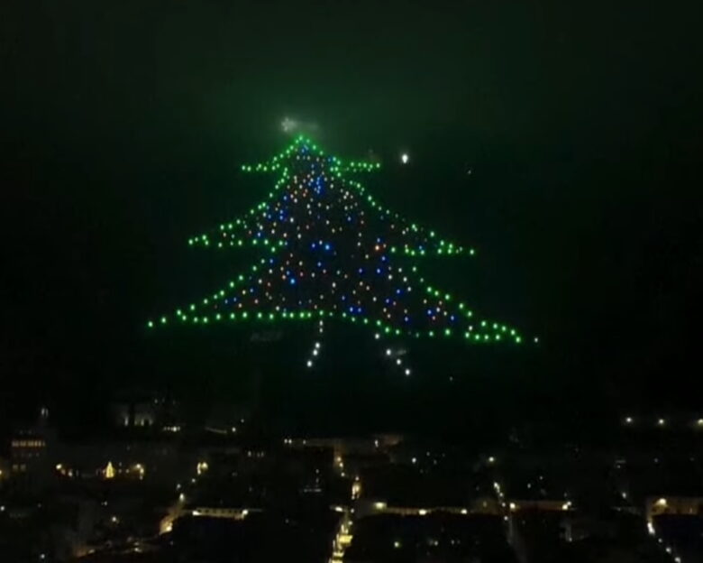 Ιταλία: Αυτό είναι το μεγαλύτερο χριστουγεννιάτικο δέντρο στον κόσμο – Έχει ύψος 750 μέτρα και πλάτος 450