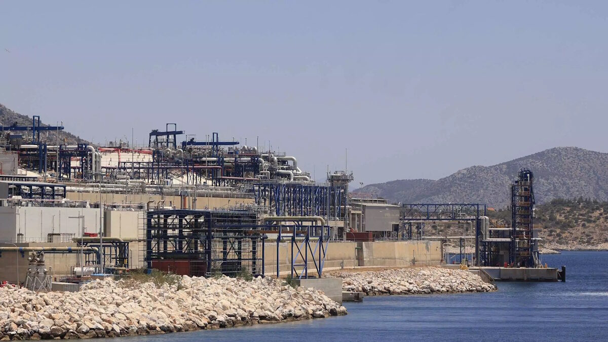 Επίσκεψη στις εγκαταστάσεις επαναεριοποίησης της Ρεβυθούσας, Δευτέρα 27 Μαΐου 2024. Η επίσκεψη πραγματοποιήθηκε στα πλαίσια του συνεδρίου "East Mediterranean Gas Forum" (EMGF), το οποίο διοργανώθηκε στην Αθήνα από το υπουργείο Περιβάλλοντος και Ενέργειας, σε συνεργασία με την Γραμματεία του EMGF, με πεδίο εστίασης την ενίσχυση των συνεργασιών στην Ανατολική Μεσόγειο για την ανάπτυξη τεχνολογιών ενεργειακής μετάβασης. (ΓΙΩΡΓΟΣ ΚΟΝΤΑΡΙΝΗΣ/EUROKINISSI)