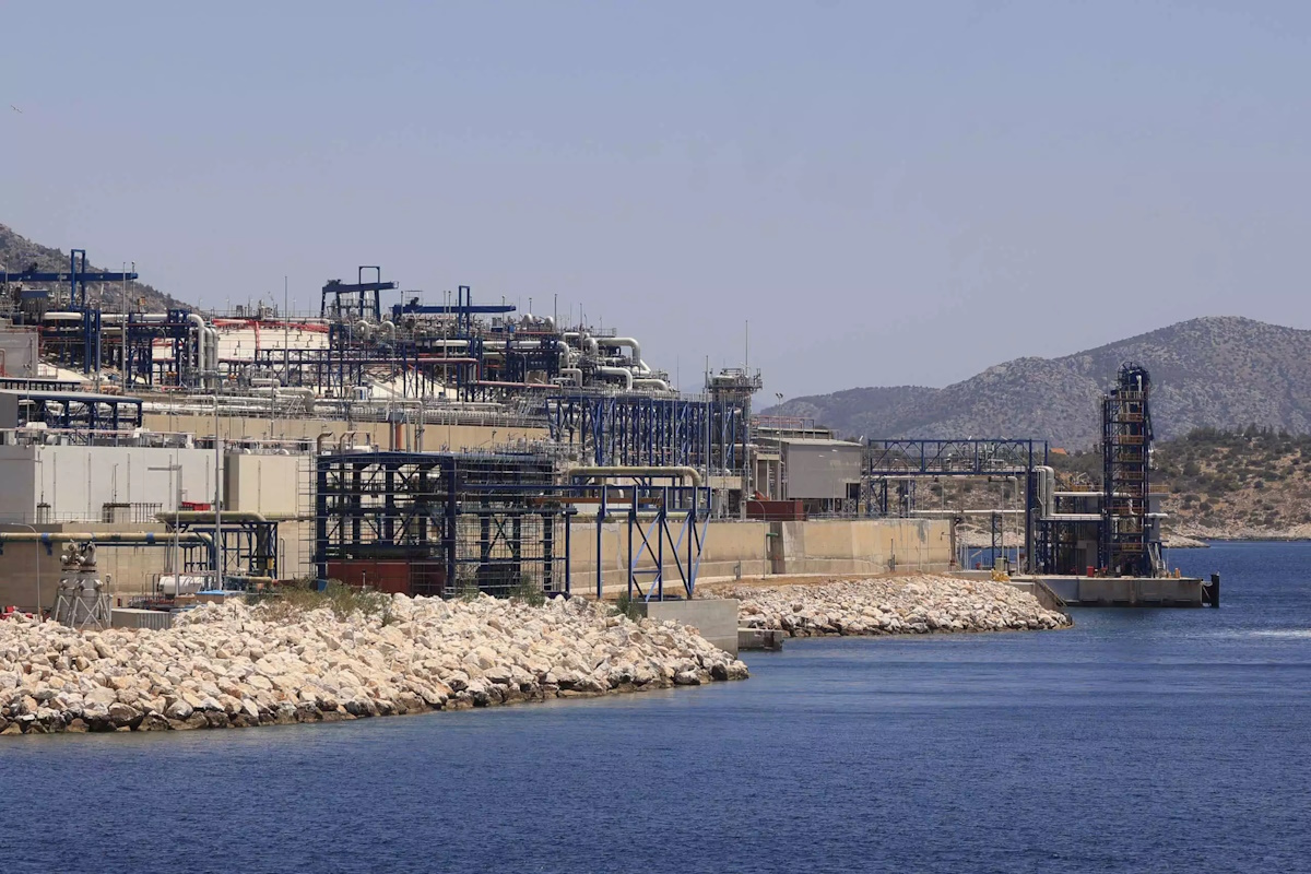 Επίσκεψη στις εγκαταστάσεις επαναεριοποίησης της Ρεβυθούσας, Δευτέρα 27 Μαΐου 2024. Η επίσκεψη πραγματοποιήθηκε στα πλαίσια του συνεδρίου "East Mediterranean Gas Forum" (EMGF), το οποίο διοργανώθηκε στην Αθήνα από το υπουργείο Περιβάλλοντος και Ενέργειας, σε συνεργασία με την Γραμματεία του EMGF, με πεδίο εστίασης την ενίσχυση των συνεργασιών στην Ανατολική Μεσόγειο για την ανάπτυξη τεχνολογιών ενεργειακής μετάβασης. (ΓΙΩΡΓΟΣ ΚΟΝΤΑΡΙΝΗΣ/EUROKINISSI)