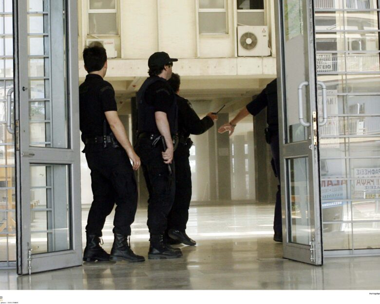 Επεισόδια στη δίκη του Άλκη Καμπανού: Κουκουλοφόροι επιτέθηκαν σε αστυνομικούς