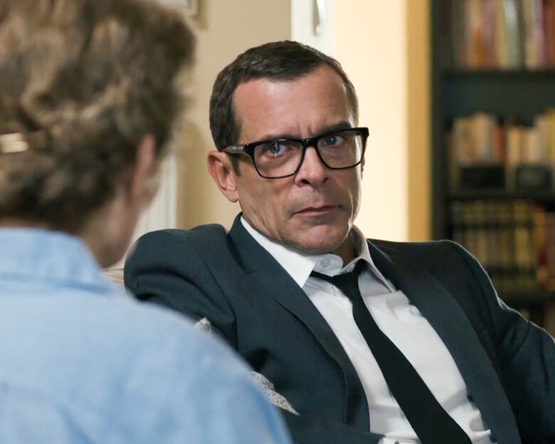 Ο δικαστής – επόμενα επεισόδια: Ο Πέτρος Δημητρίου βλέπει τη ζωή του να διαλύεται, όταν ο γιος του χτυπά και εγκαταλείπει έναν νεαρό