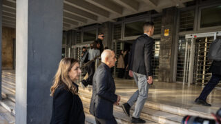 Ο Αριστείδης Καμπανός με την Μελίνα Καμπανού έξω από το Εφετείο ΒΑΣΙΛΗΣ ΒΕΡΒΕΡΙΔΗΣ