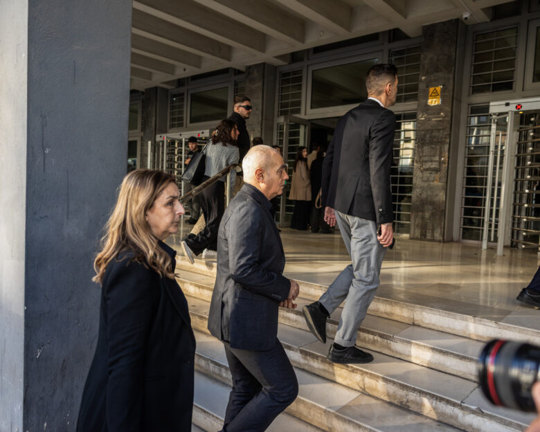 Άλκης Καμπανός: Αναβλήθηκε η δίκη για τη δολοφονία για τον Οκτώβριο του 2026 – «Τα ισόβια τα πήρα εγώ», λέει η μητέρα του