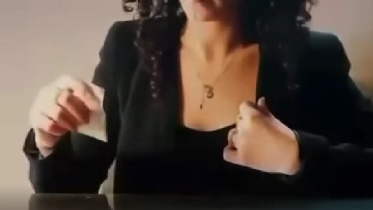 Υποψήφιος στις δικηγορικές εκλογές έκανε σποτ με γυναίκα να... σνιφάρει κοκαΐνη