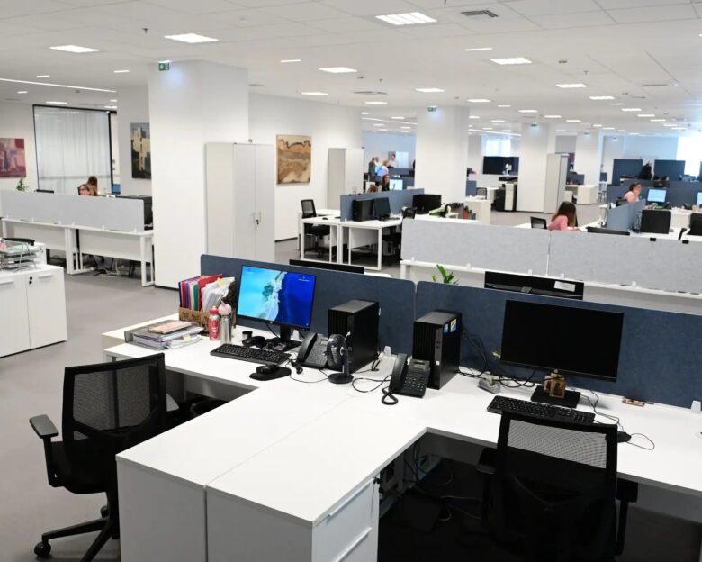 Προϋπολογισμός 2026: Οριζόντιες αυξήσεις για τους δημόσιους υπάλληλους και ειδικά μισθολόγια σε ένστολους