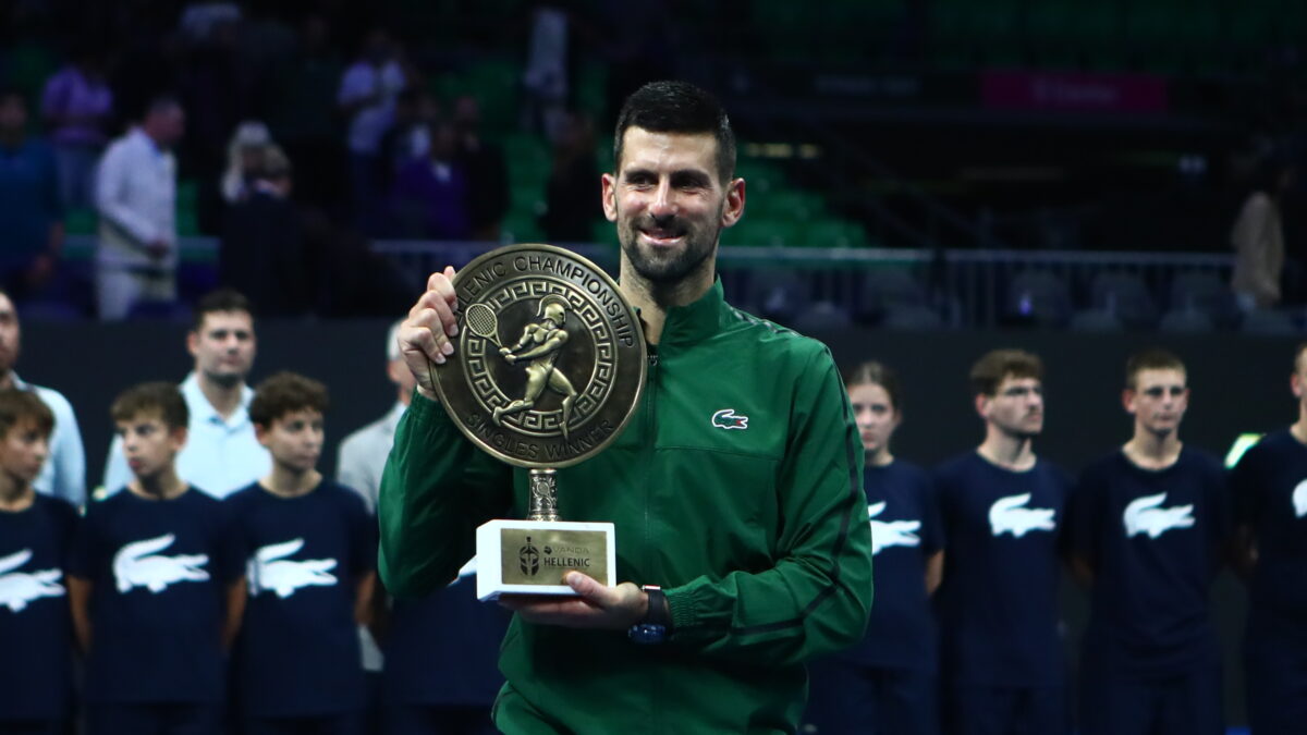 Ο Νόβακ Τζόκοβιτς με το τρόπαιο στο τουρνουά της Αθήνας