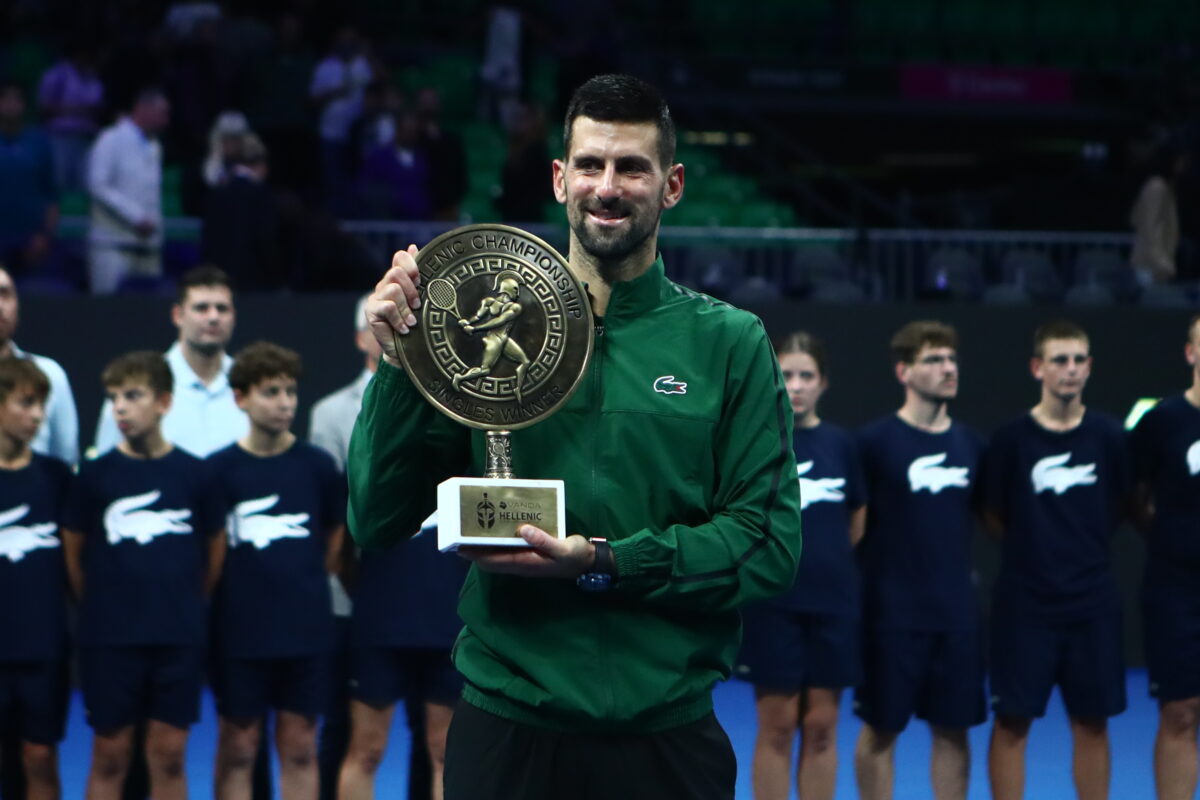 Ο Νόβακ Τζόκοβιτς με το τρόπαιο στο τουρνουά της Αθήνας