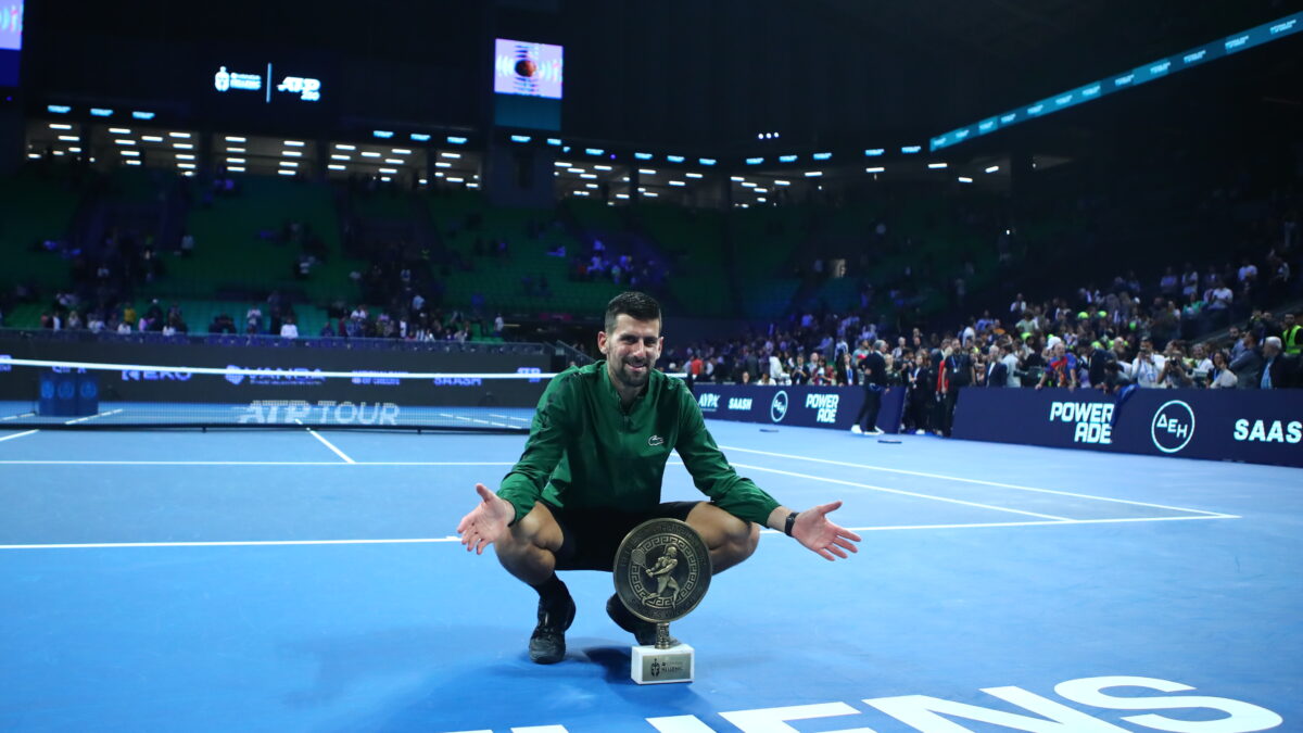 Ο Νόβακ Τζόκοβιτς με το τρόπαιο στο τουρνουά της Αθήνας
