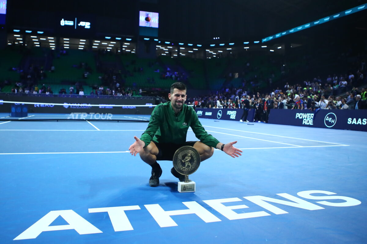 Ο Νόβακ Τζόκοβιτς με το τρόπαιο στο τουρνουά της Αθήνας