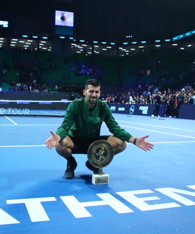 Ο Νόβακ Τζόκοβιτς με το τρόπαιο στο τουρνουά της Αθήνας