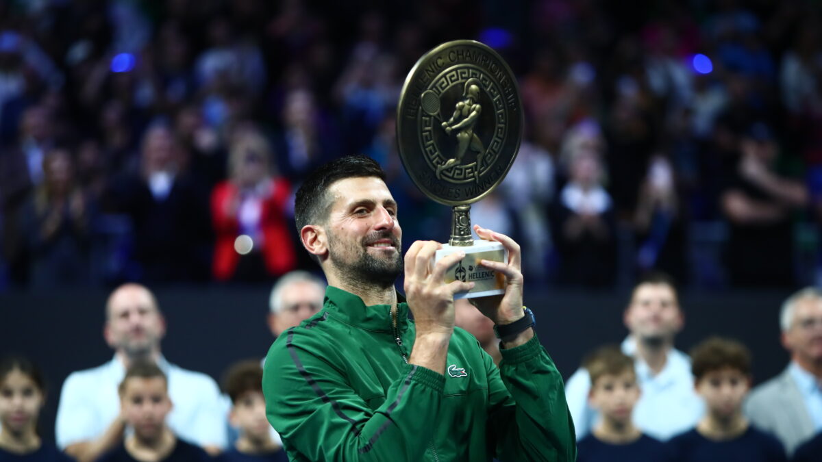 Ο Νόβακ Τζόκοβιτς με το τρόπαιο στο τουρνουά της Αθήνας