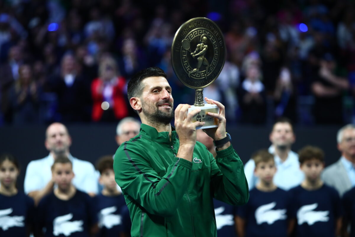 Ο Νόβακ Τζόκοβιτς με το τρόπαιο στο τουρνουά της Αθήνας