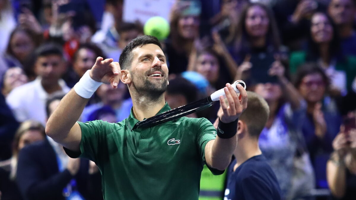 Ο Τζόκοβιτς πανηγυρίζει κόντρα στον Χάνφμαν (ΜΑΡΚΟΣ ΧΟΥΖΟΥΡΗΣ