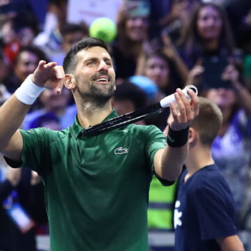 Ο Τζόκοβιτς πανηγυρίζει κόντρα στον Χάνφμαν (ΜΑΡΚΟΣ ΧΟΥΖΟΥΡΗΣ