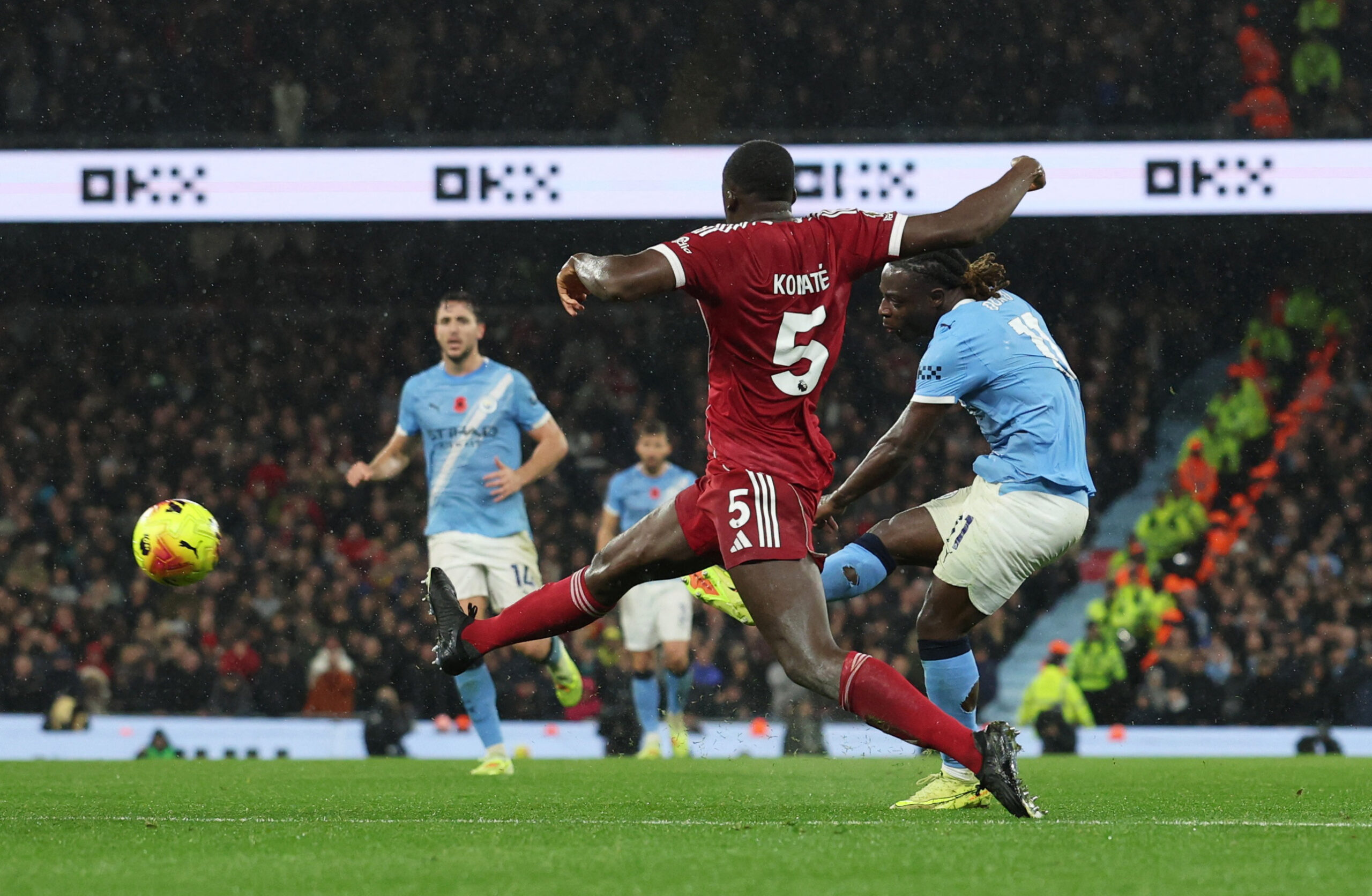 Premier League – Manchester City v Liverpool Η στιγμή του σουτ του Ντοκού/ REUTERS/Phil Noble