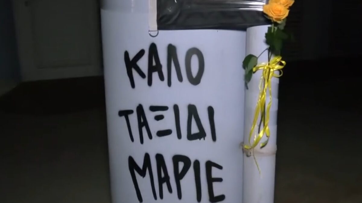 Φίλοι και γνωστοί αποχαιρετούν με λουλούδια τον 20χρονο