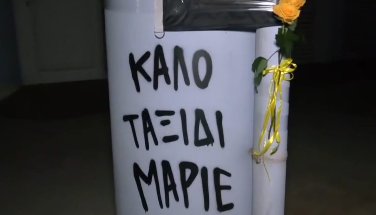 Φίλοι και γνωστοί αποχαιρετούν με λουλούδια τον 20χρονο