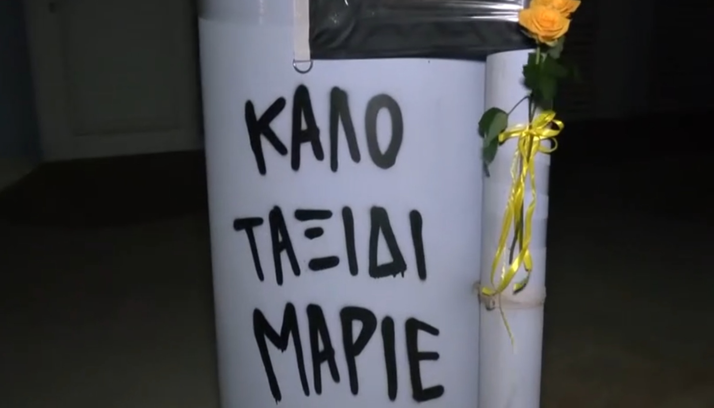 Φίλοι και γνωστοί αποχαιρετούν με λουλούδια τον 20χρονο